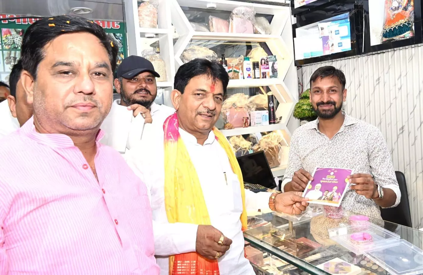 मंत्री कपिल देव ने “जीएसटी घटा – व्यापार खिला” के तहत किया भ्रमण