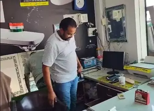 खंगाला टाइल्स गोदाम- शटर तोड़कर एक लाख की नगदी व ढाई लाख का..