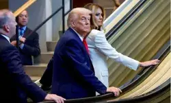 नोबेल को बेताब ट्रंप के पहुंचते ही एस्केलेटर खराब- टेलीप्रॉम्प्टर बंद नोबेल को बेताब ट्रंप के पहुंचते ही एस्केलेटर खराब- टेलीप्रॉम्प्टर बंद