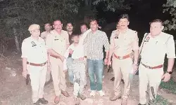 मुठभेड़ में बदमाश को लगी गोली- दो फरार-तमंचा एवं बाइक बरामद