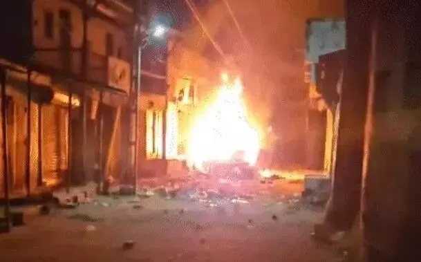 गरबा के दौरान बवाल- दुकानों में तोड़फोड़- गाड़ियों में आग- फेंके पत्थर