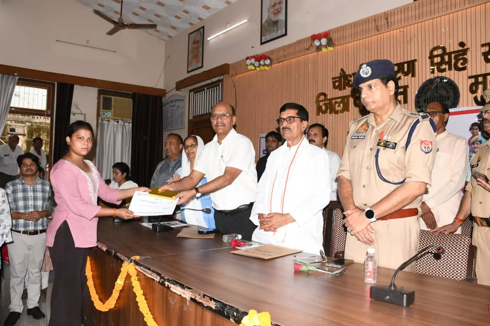 जिला पंचायत सभागार में छात्र-छात्राओं को वितरित किए लैपटॉप