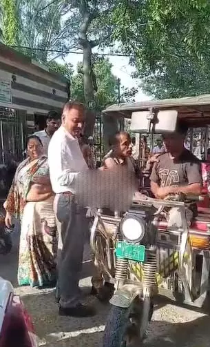 अपशब्द कहने वाले ड्राइवर को बुजुर्ग महिला ने चप्पल बजाकर सिखाई तमीज