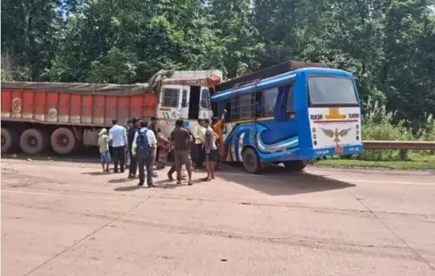 ट्रक और बस की भिड़ंत दो महिलाओं सहित गई पांच की जान