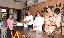 जिला पंचायत सभागार में छात्र-छात्राओं को वितरित किए लैपटॉप