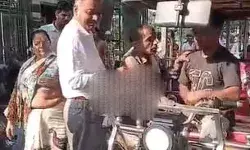 अपशब्द कहने वाले ड्राइवर को बुजुर्ग महिला ने चप्पल बजाकर सिखाई तमीज