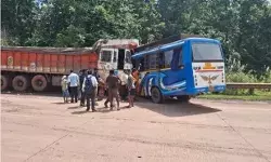 ट्रक और बस की भिड़ंत दो महिलाओं सहित गई पांच की जान ट्रक और बस की भिड़ंत दो महिलाओं सहित गई पांच की जान