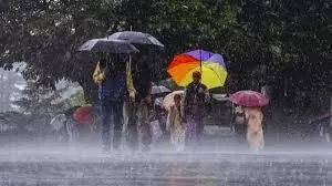 भारी बारिश की वजह से, लोगों को बाहर नहीं निकलने की सलाह