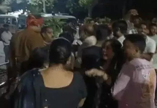 बस में चढ़ रहे TVS शोरूम मालिक का गोलियों से भूनकर मर्डर
