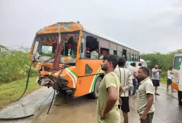 ट्रक एवं रोडवेज बस की आमने सामने की भिड़ंत- एक की मौत- दर्जनों घायल