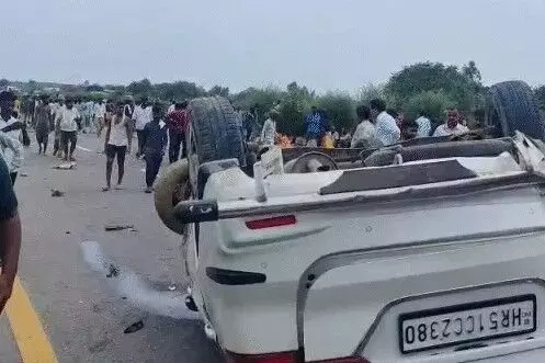 एक्सप्रेस वे पर बेकाबू अर्टिगा डिवाइडर तोड़कर लोगों को रौंदते पलटी