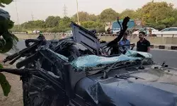 तेज स्पीड से चलती थार टकराई डिवाइडर से - पांच लोगों की हुई मौत