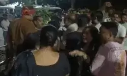 बस में चढ़ रहे TVS शोरूम मालिक का गोलियों से भूनकर मर्डर बस में चढ़ रहे TVS शोरूम मालिक का गोलियों से भूनकर मर्डर