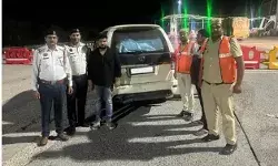 टोल प्लाजा पर नाकाबंदी- पटाखों से भरी सफारी पकड़ी-UP के 2 युवक.. टोल प्लाजा पर नाकाबंदी- पटाखों से भरी सफारी पकड़ी-UP के 2 युवक..