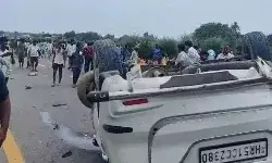 एक्सप्रेस वे पर बेकाबू अर्टिगा डिवाइडर तोड़कर लोगों को रौंदते पलटी एक्सप्रेस वे पर बेकाबू अर्टिगा डिवाइडर तोड़कर लोगों को रौंदते पलटी