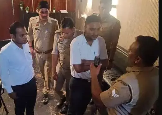 डार्क रूम कैफ़े पर छापेमारी- तहखाने में कम उम्र के छात्र छात्राएं
