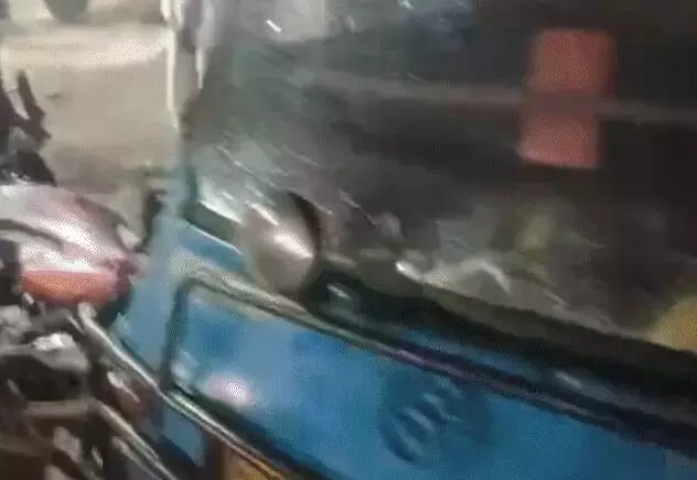 ब्रेक फेल ट्रक ने कई गाड़ियां रौंदी-स्कूटी सवार महिला भी चपेट में आई