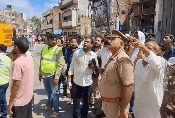 पदमश्री के घर पर चला बाबा का बुलडोजर- 5 JCB ने तोड़े 13 मकान व दुकान