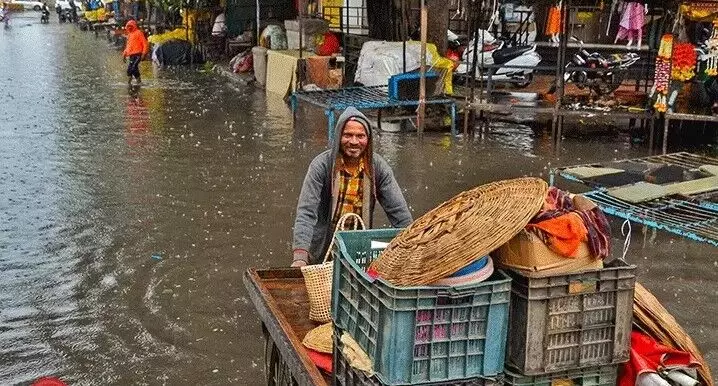 लौटता मानसून मचा रहा तबाही- भारी बारिश में कॉलोनिया डूबी