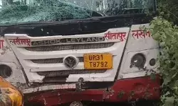 रोडवेज बस की टक्कर से उड़े वैन के परखच्चे-आमने सामने की भिड़ंत-5 की मौत रोडवेज बस की टक्कर से उड़े वैन के परखच्चे-आमने सामने की भिड़ंत-5 की मौत