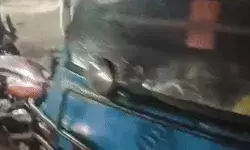 ब्रेक फेल ट्रक ने कई गाड़ियां रौंदी-स्कूटी सवार महिला भी चपेट में आई ब्रेक फेल ट्रक ने कई गाड़ियां रौंदी-स्कूटी सवार महिला भी चपेट में आई