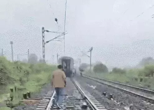 ट्रेन के AC कोचों ने दो राज्यों में छोड़ा इंजन का साथ