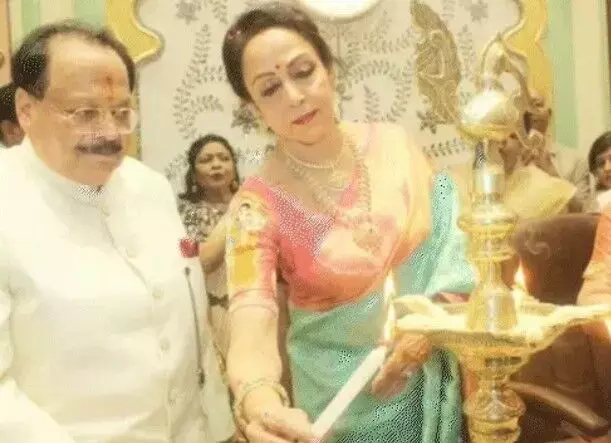 सांसद एवं एक्ट्रेस द्वारा उद्घाटित ज्वेलर्स शोरूम को जारी किया नोटिस