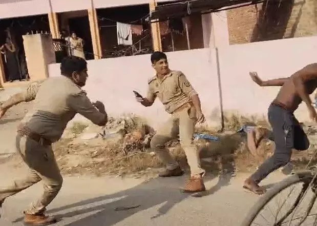 शिकायत पर पहुंची पुलिस पर हमला- फोड़ा दरोगा का सिर- फाडी वर्दी