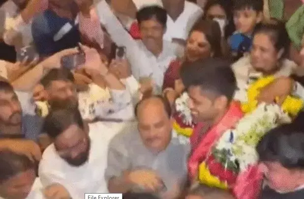 एशिया कप जीतकर लौटी टीम इंडिया का एयरपोर्ट पर जोरदार वेलकम