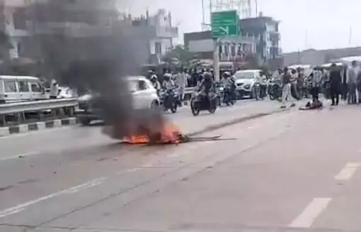 हाईवे पर ट्रक ने बाइक सवार को घसीटा- जान तो बची लेकिन एक पांव खत्म