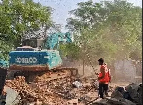 2 घंटे में 450 घरों पर चला बुलडोजर- 36 साल पुरानी कॉलोनी जमींदोज 2 घंटे में 450 घरों पर चला बुलडोजर- 36 साल पुरानी कॉलोनी जमींदोज