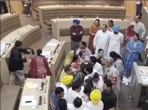 निगम हाउस बैठक में हंगामा- विपक्षी पार्षदों ने एजेंडा फाड़कर फेंका निगम हाउस बैठक में हंगामा- विपक्षी पार्षदों ने एजेंडा फाड़कर फेंका