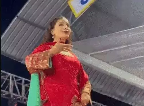 दशहरा मेले में डांसर सपना चौधरी की परफॉर्मेंस के दौरान गिरा पंडाल