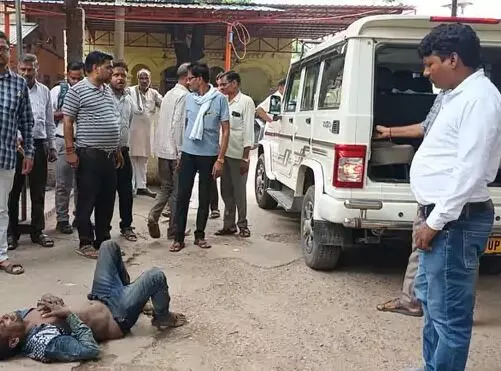 टल्ली होकर तहसील गेट पर आराम फरमा रहे युवक के पैर पर चढ़ी गाड़ी