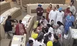 निगम हाउस बैठक में हंगामा- विपक्षी पार्षदों ने एजेंडा फाड़कर फेंका निगम हाउस बैठक में हंगामा- विपक्षी पार्षदों ने एजेंडा फाड़कर फेंका