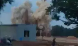 पत्थर तोड़ने के लिए ब्लास्ट- धमाके से टूटे घरों के कांच-SDM ने दिए.. पत्थर तोड़ने के लिए ब्लास्ट- धमाके से टूटे घरों के कांच-SDM ने दिए..