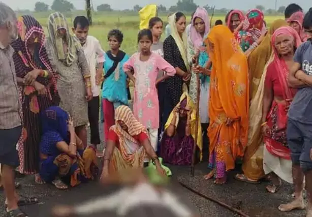 आसमान से गिरी बिजली खेत पर जा रहे किसान की जान को लेकर उड़ी