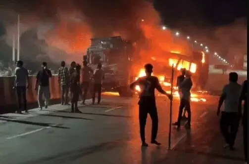 टक्कर के बाद जोरदार धमाका- ट्रक व ट्रेलर में लगी आग- जिंदा जला..