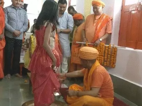 महानवमी पर CM योगी ने किया कन्या पूजन- पांव धोकर लिया आशीर्वाद