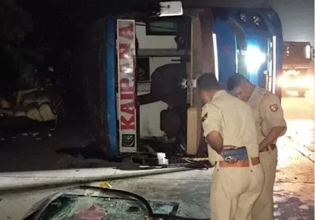 नोएडा से कानपुर जा रही बस डिवाइडर से टकराकर पलटी- मची चीख पुकार नोएडा से कानपुर जा रही बस डिवाइडर से टकराकर पलटी- मची चीख पुकार