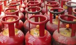 तेल विपणन कंपनियों ने की वाणिज्यिक एलपीजी सिलेंडर की कीमतों मे बढ़ोतरी तेल विपणन कंपनियों ने की वाणिज्यिक एलपीजी सिलेंडर की कीमतों मे बढ़ोतरी