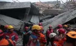 स्कूल की इमारत ढहने से कम से कम 91 लोग फंसे- मची चीख पुकार स्कूल की इमारत ढहने से कम से कम 91 लोग फंसे- मची चीख पुकार