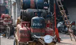 गैस सिलेंडर के दामों में 16 रुपए 50 पैसे तक की बढ़ोतरी गैस सिलेंडर के दामों में 16 रुपए 50 पैसे तक की बढ़ोतरी