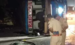 नोएडा से कानपुर जा रही बस डिवाइडर से टकराकर पलटी- मची चीख पुकार नोएडा से कानपुर जा रही बस डिवाइडर से टकराकर पलटी- मची चीख पुकार