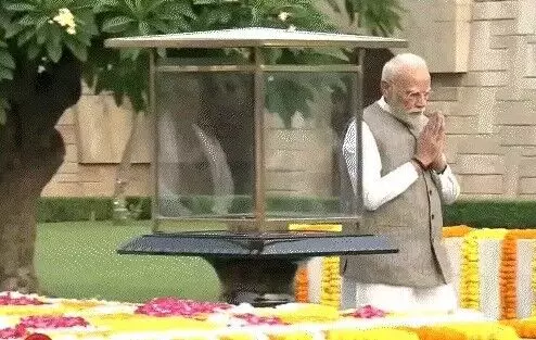 राजघाट एवं विजय घाट पहुंचे PM ने बापू शास्त्री को दी श्रद्धांजलि
