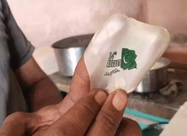 बिस्कुट के पैकेट के साथ पाकिस्तानी झंडा वाला गुब्बारा मुफ्त- किरयाना..