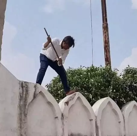 मैरिज हॉल पर बुलडोजर चलते हुए देखकर लोग खुद तोड़ने लगे मस्जिद