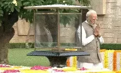 राजघाट एवं विजय घाट पहुंचे PM ने बापू शास्त्री को दी श्रद्धांजलि राजघाट एवं विजय घाट पहुंचे PM ने बापू शास्त्री को दी श्रद्धांजलि