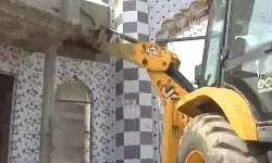 गांव छावनी में तब्दील-संभल में फिर गरजा बुलडोजर- मैरिज लॉन जमींदोज