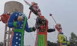 दहन से पहले ही टूटी रावण एवं कुंभकरण की गर्दन- लटकी एक तरफ दहन से पहले ही टूटी रावण एवं कुंभकरण की गर्दन- लटकी एक तरफ